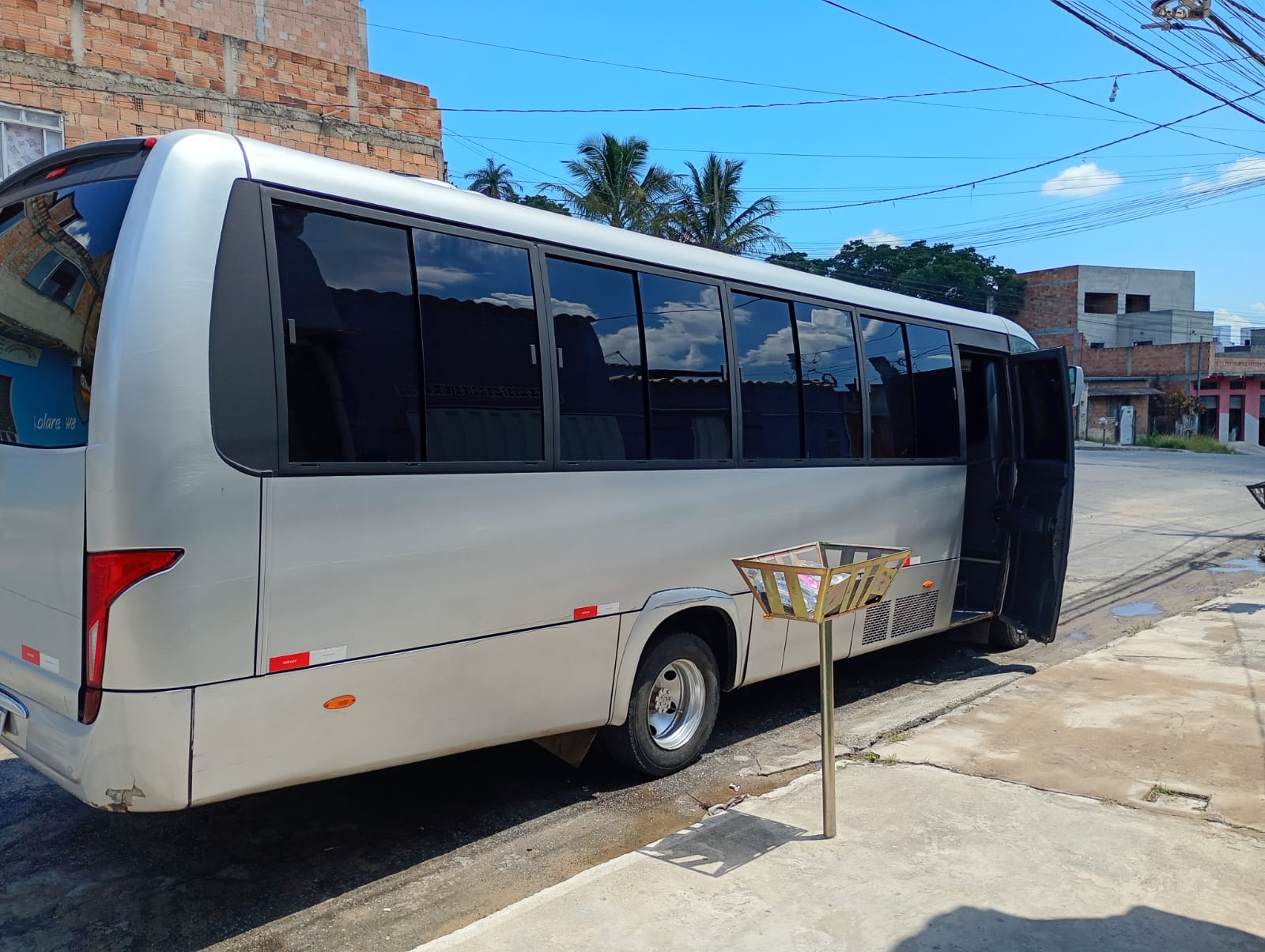 Micro-ônibus Volare W8 — vista lateral